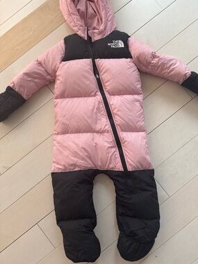 The North Face Baby 96 Nuptse 1
PC Pink Black Puffer Snowsuit
18-24M NFOA7WPF6RO